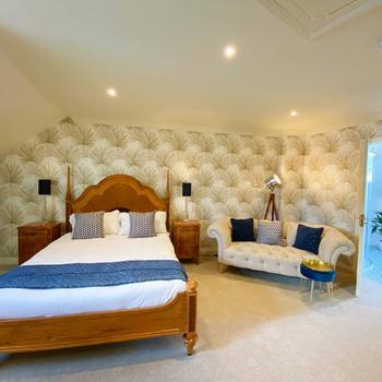 Lisburne Place Luxury Town House - Main Bedroom